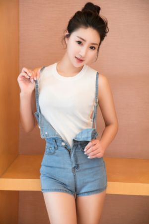 欧美彩色球鞋穿搭_1080完整在线观看